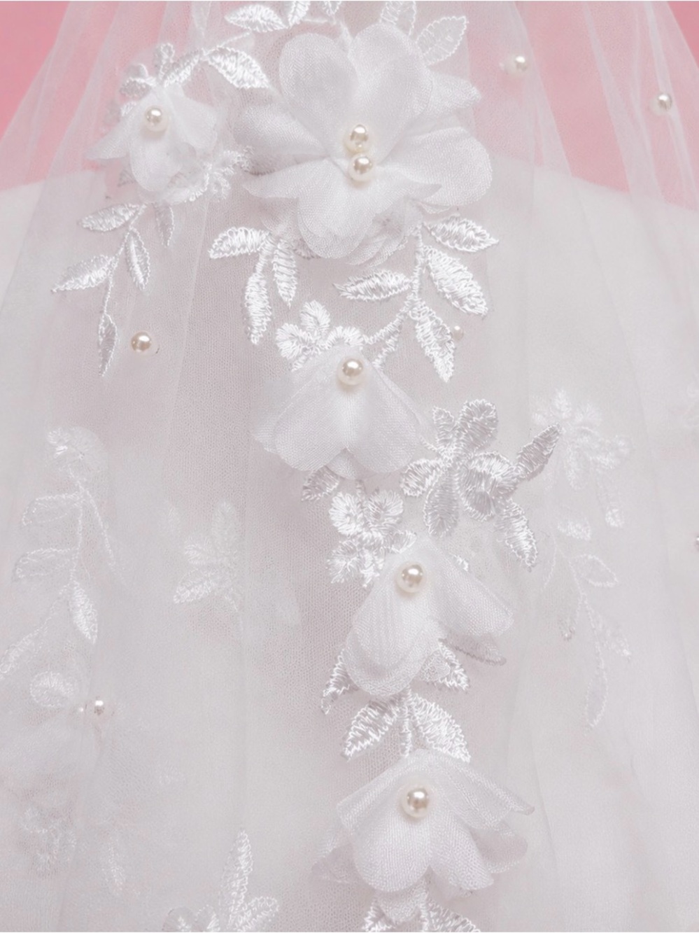 Elegant 3-D Floral Pearl Wedding Veil - Picture 6 of 9
